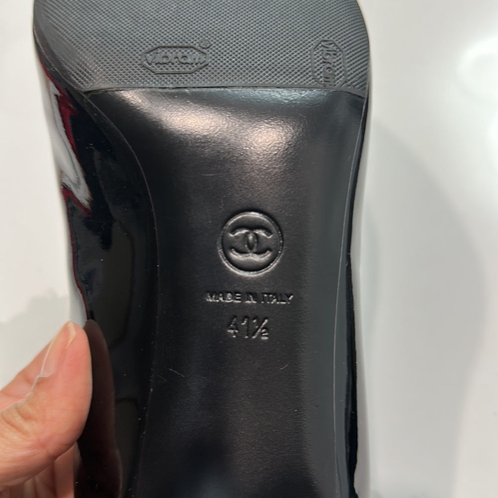 CHANEL Black and Cream Heels - Picture 11 of 12